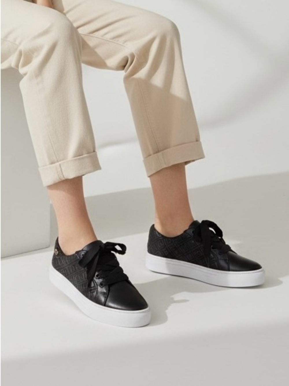 Tory Burch Women Black Low-Top Casual Sneakers with White Sole New Size 6.5